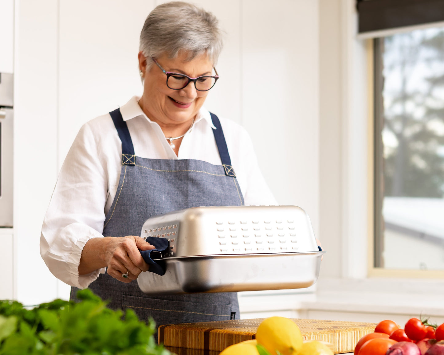 Designed by a home cook, for home cooks to bring back the joy of roast night. The Hagane Home Ultimate Roaster comes with a vented spatter guard cover to keep your oven clean and your roast crisp.