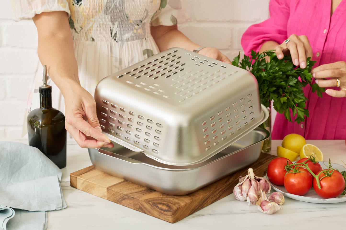 Premium stainless steel roasting pan with lid. The Ultimate Roaster produces a juicy roast while keeping the oven clean. Roast beef, pork belly, crispy roast potato. All cooked to perfection in the Ultimate Roaster.