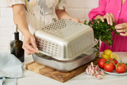 World-first stainless steel roasting pan with a purpose-built vented spatter guard lid that is engineered to keep the oven clean while you cook a juicy, golden roast for Sunday roast.