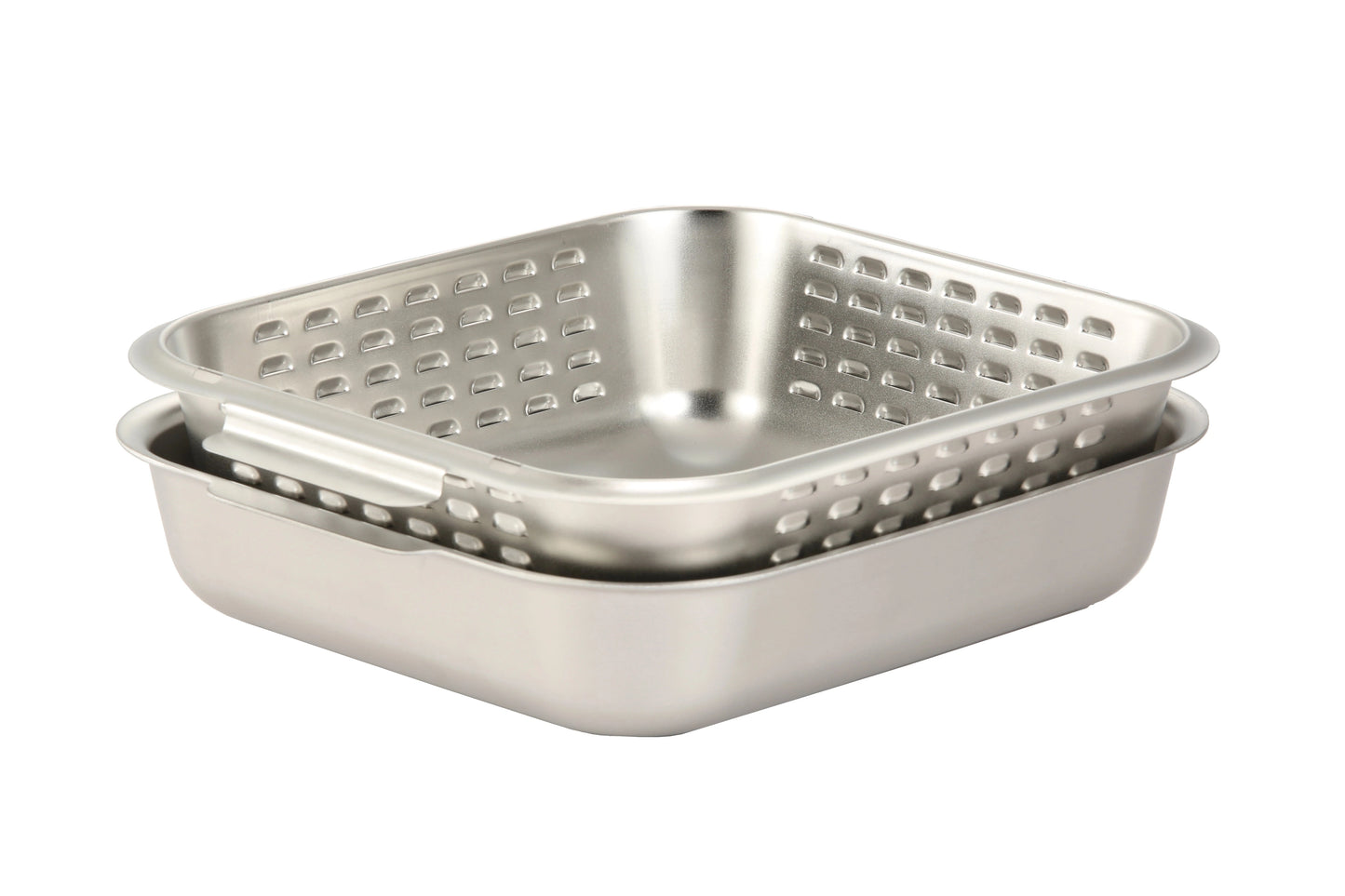 Hagane Home Ultimate Roaster comes with a purpose-built spatter guard cover that inverts neatly into the base of the roasting pan for easy storage.